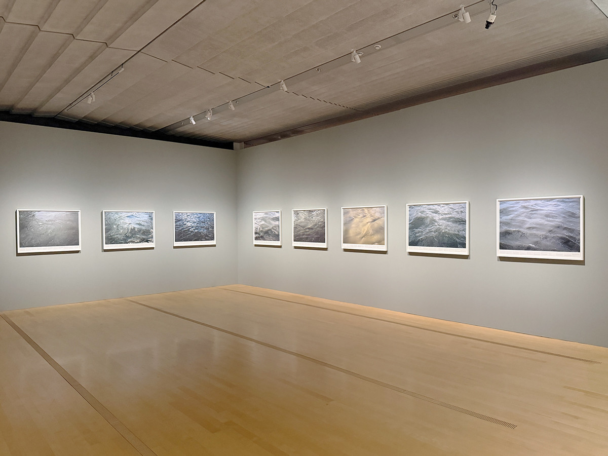 ポーラ美術館「モネ没後100年・開館25周年記念 あたらしい目 ― モネと21世紀のアート」会場より ロニ・ホーン《静かな水(テムズ川、例として)》1999年 ポーラ美術館