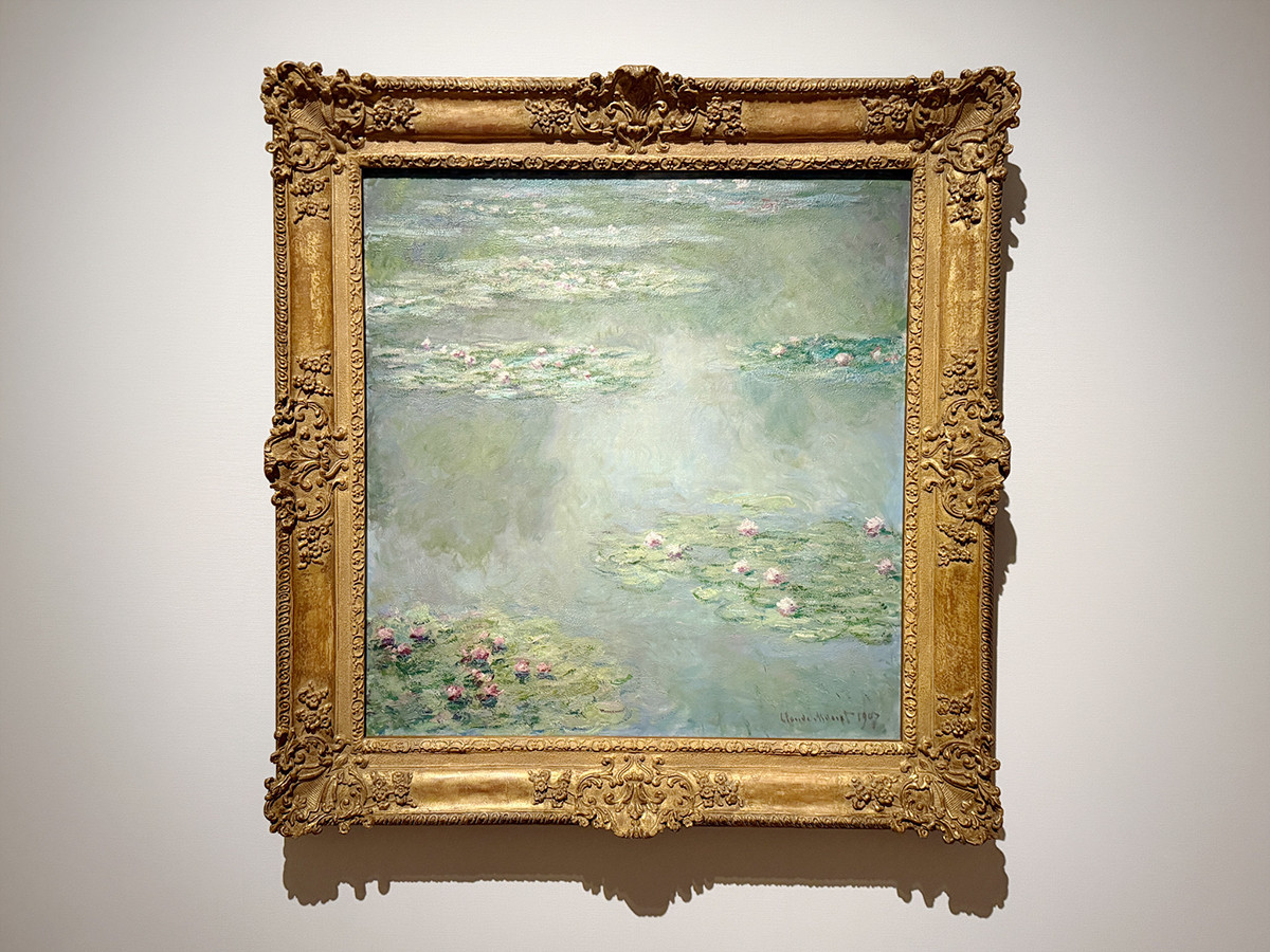 ポーラ美術館「モネ没後100年・開館25周年記念 あたらしい目 ― モネと21世紀のアート」会場より クロード・モネ《睡蓮》1907年 ポーラ美術館