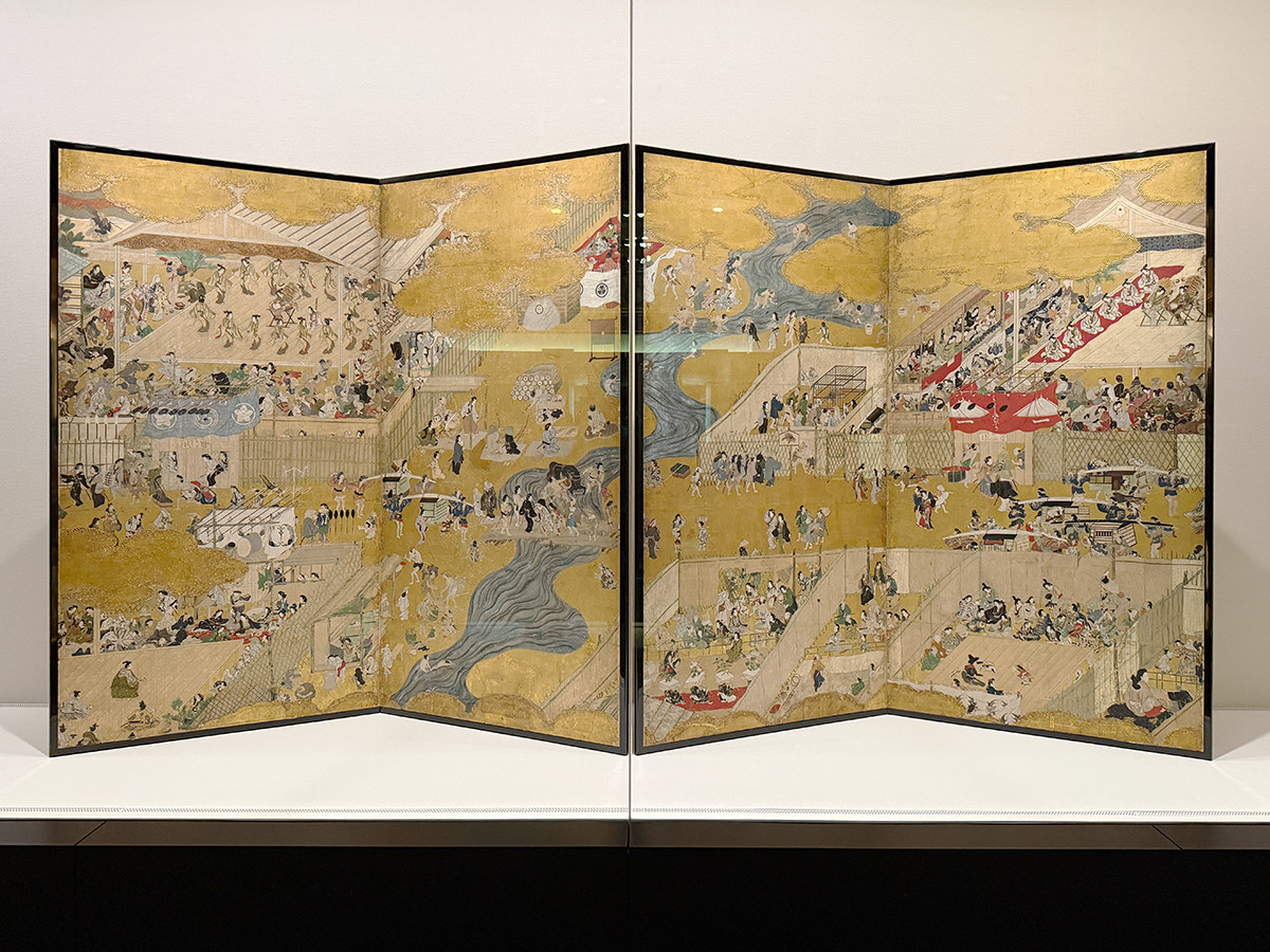静嘉堂文庫美術館「元禄！師宣劇場 十二ヶ月風俗図巻 大公開」会場より　重要文化財《四条河原遊楽図屛風》江戸時代　寛永期（1624〜44）頃（公財）静嘉堂