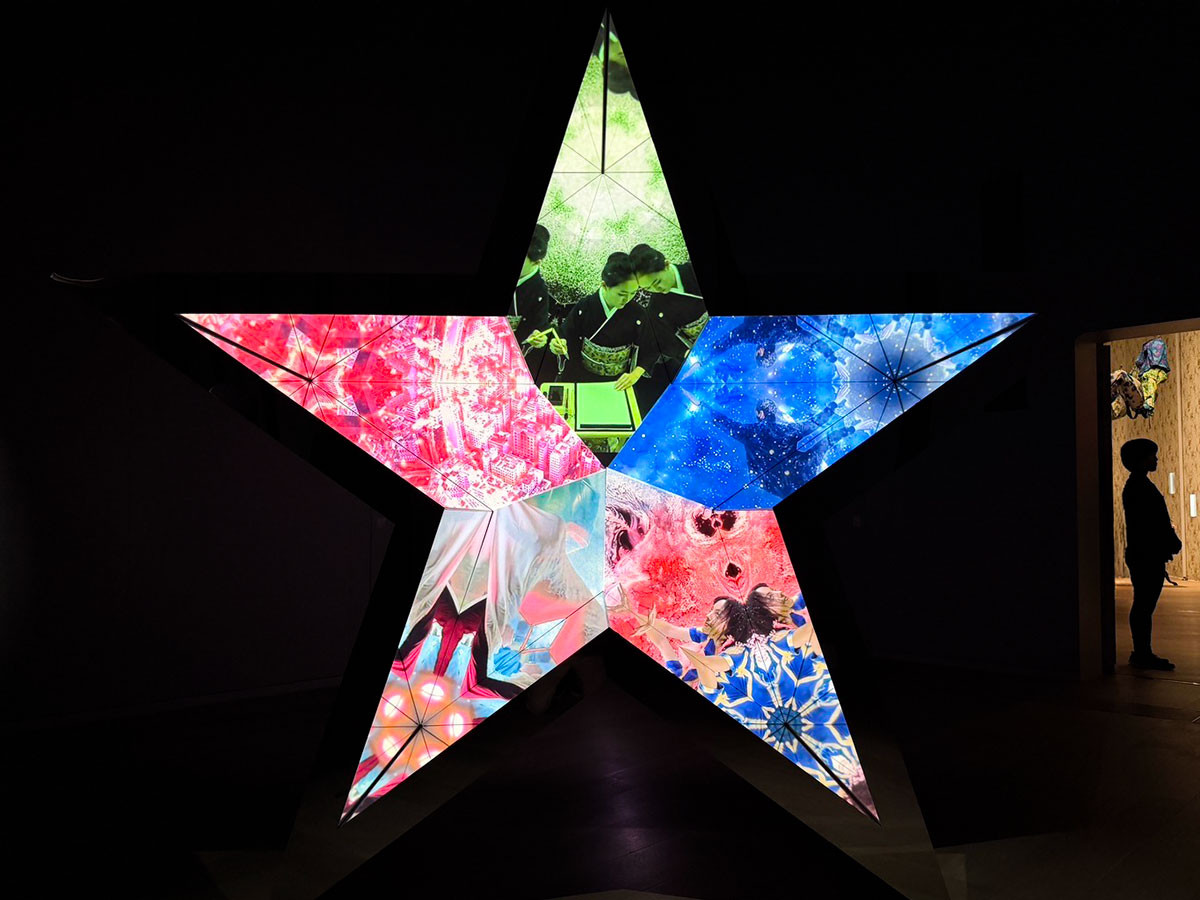 「トニー・アウスラー展」展示風景、TOKYO NODE、2026年
