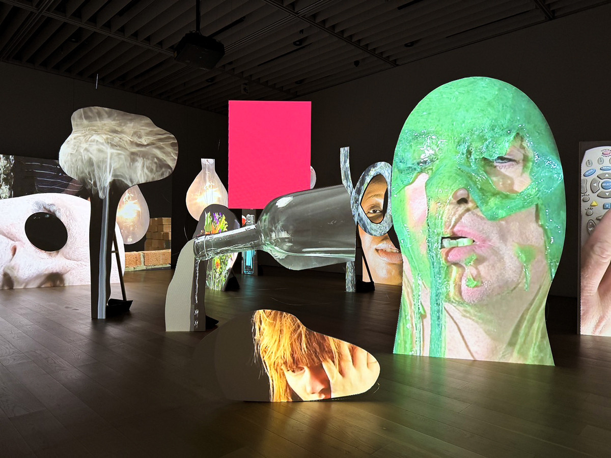 「トニー・アウスラー展」展示風景、TOKYO NODE、2026年