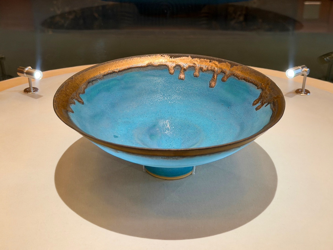 暮らしを彩る、美しいうつわ ─ 東京都庭園美術館でルーシー・リー展