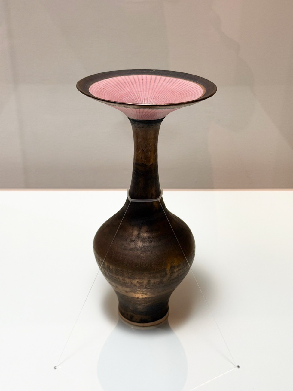 東京都庭園美術館「ルーシー・リー展―東西をつなぐ優美のうつわ―」会場