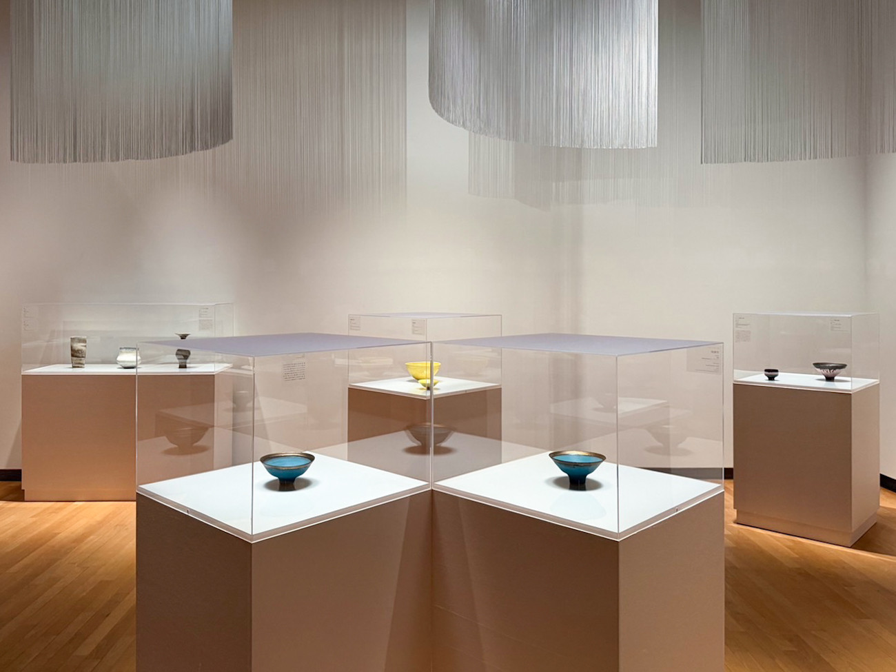 東京都庭園美術館「ルーシー・リー展―東西をつなぐ優美のうつわ―」会場