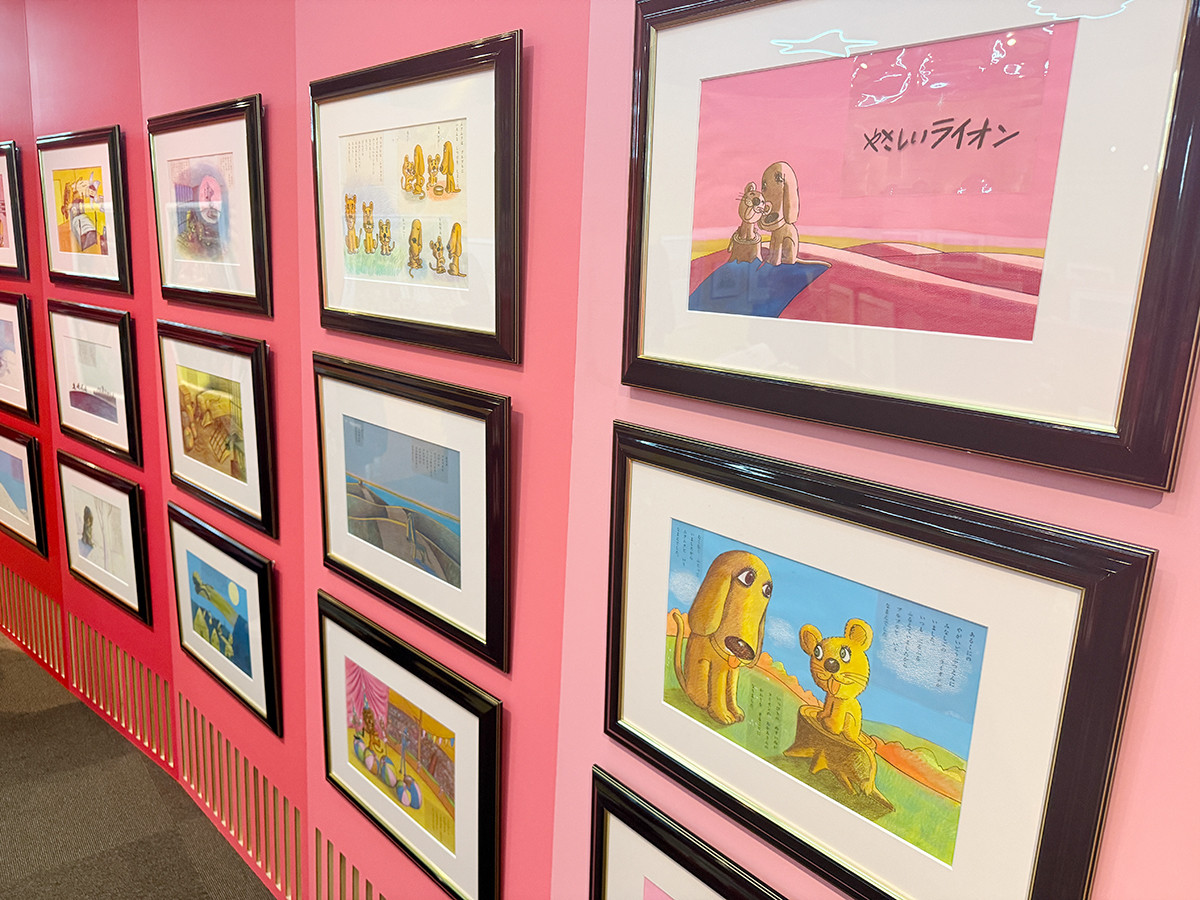 世田谷文学館「やなせたかし展 人生はよろこばせごっこ」会場より　4章「絵本とやなせメルヘン」