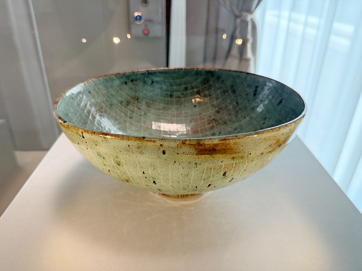 東京都庭園美術館「ルーシー・リー展―東西をつなぐ優美のうつわ―」会場より 2章「ロンドンでの出会い」 ルーシー・リー《緑釉格子文楕円鉢》1954年頃 井内コレクション(国立工芸館寄託)