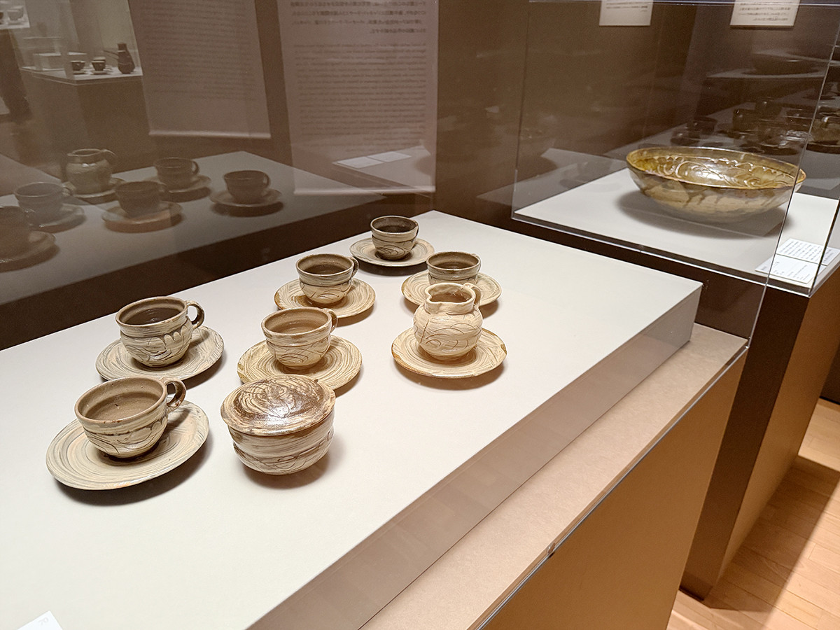東京都庭園美術館「ルーシー・リー展―東西をつなぐ優美のうつわ―」会場より 3章「東洋との出会い」 (左手前から)濱田庄司《刷毛目珈琲碗セット》1925年 国立工芸館 / 濱田庄司《掻き落とし文大鉢》1923年頃 国立工芸館