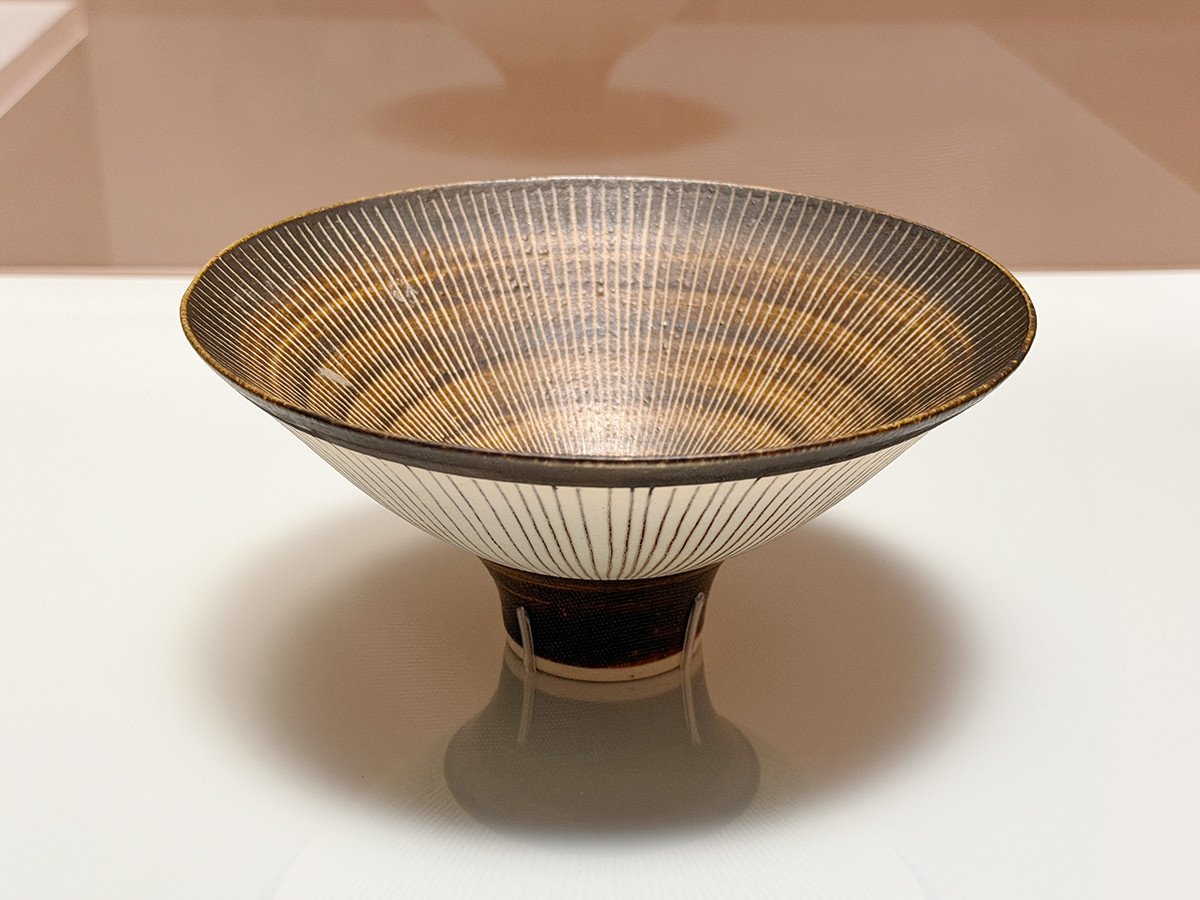 東京都庭園美術館「ルーシー・リー展―東西をつなぐ優美のうつわ―」会場より 4章「自らのスタイルへ ─ 陶芸家ルーシー・リー ─」ルーシー・リー《マンガン釉線文碗》1970年頃 国立工芸館