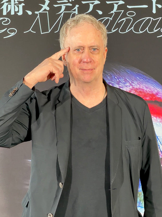 TOKYO NODE「トニー・アウスラー:技術と霊知のはざま~魔術、メディア、アート~」会場より 内覧会に登壇した、トニー・アウスラー氏