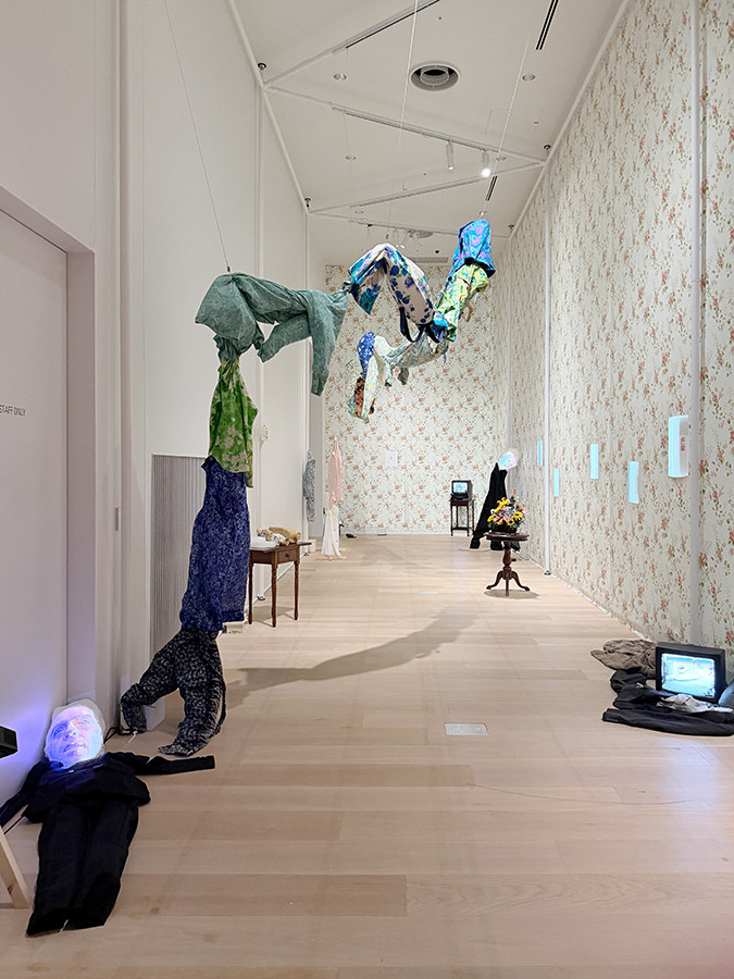 TOKYO NODE「トニー・アウスラー:技術と霊知のはざま~魔術、メディア、アート~」会場より 《プライベート》1993年
