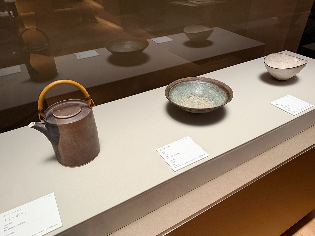 東京都庭園美術館「ルーシー・リー展―東西をつなぐ優美のうつわ―」会場より 3章「東洋との出会い」 (左手前から)ルーシー・リー《ティーポット》1965年 個人蔵(国立美術館寄託) / ルーシー・リー《鉢》1968年 個人蔵(国立美術館寄託) / ルーシー・リー《鉢》1968年 個人蔵(国立美術館寄託)