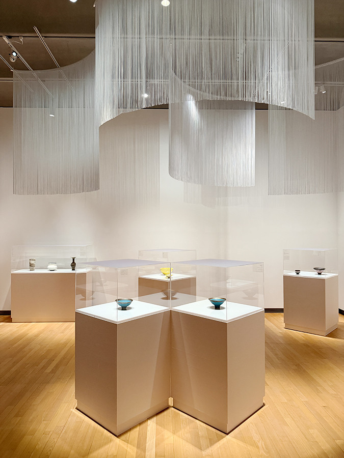 東京都庭園美術館「ルーシー・リー展―東西をつなぐ優美のうつわ―」会場より 4章「自らのスタイルへ ─ 陶芸家ルーシー・リー ─」会場風景