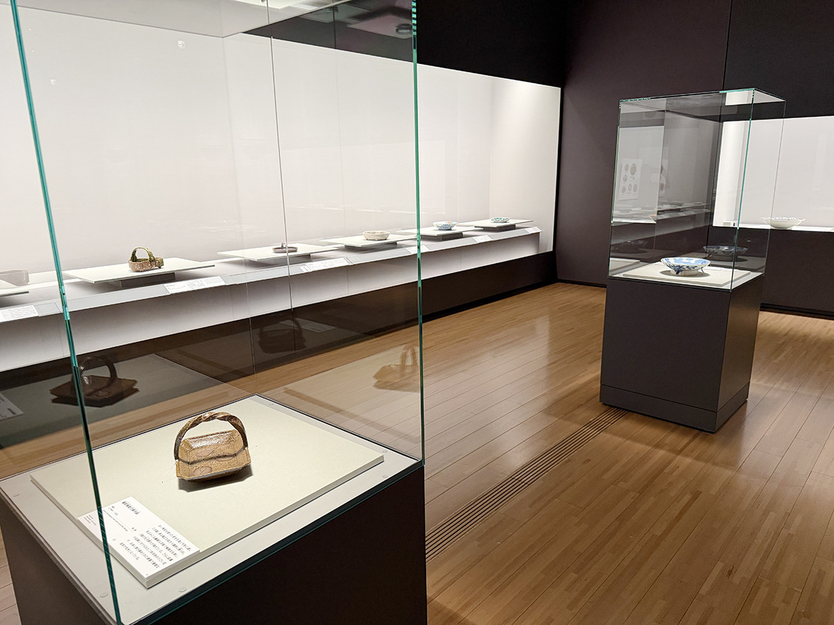 サントリー美術館「眼のごちそう 食器」展示風景 第1章「近世の食卓を彩る陶磁の食器 ─ 大皿・鉢・向付・蓋物・猪口」(左手前)《備前梅樹文額手鉢》備前 江戸時代 17世紀 個人蔵