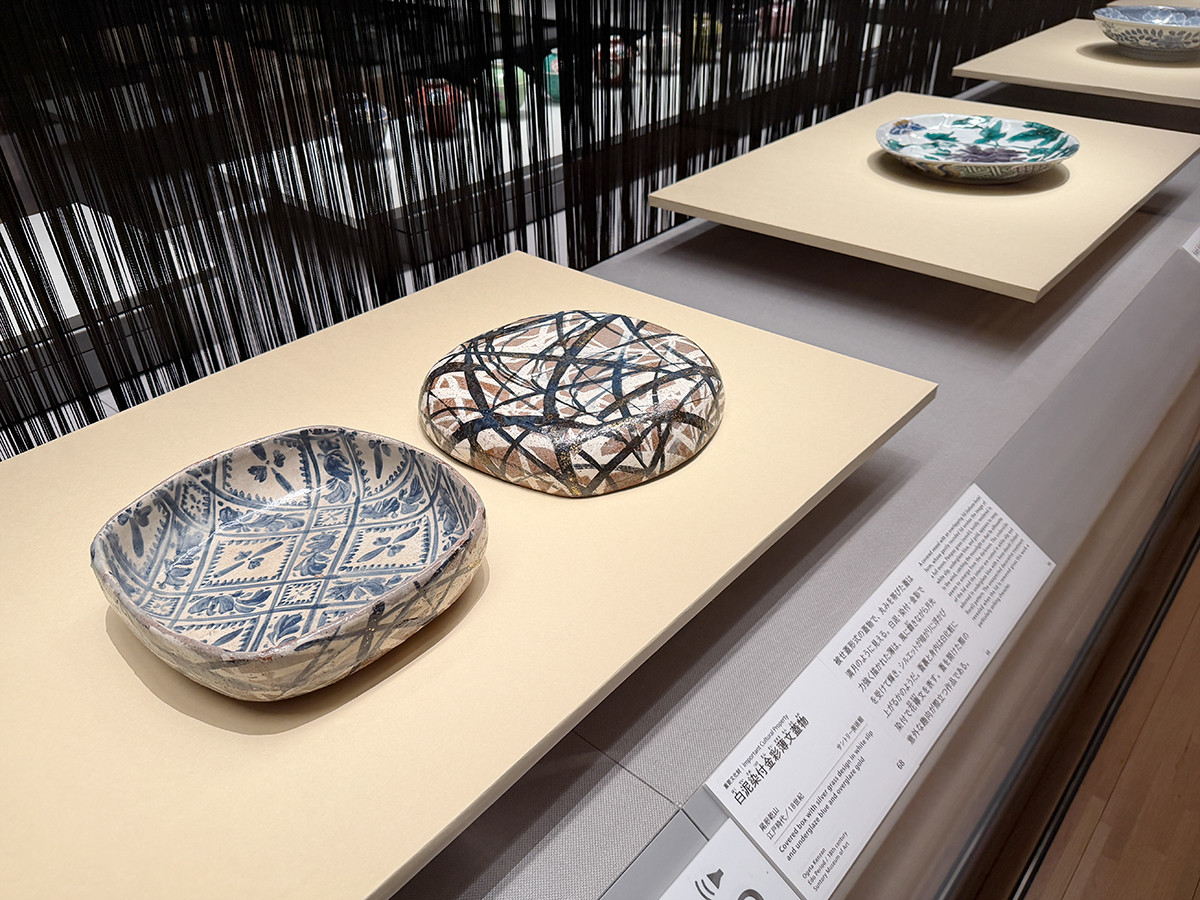 サントリー美術館「眼のごちそう 食器」会場より (左手前)重要文化財《白泥染付金彩薄文蓋物》尾形乾山 江戸時代 18世紀 サントリー美術館
