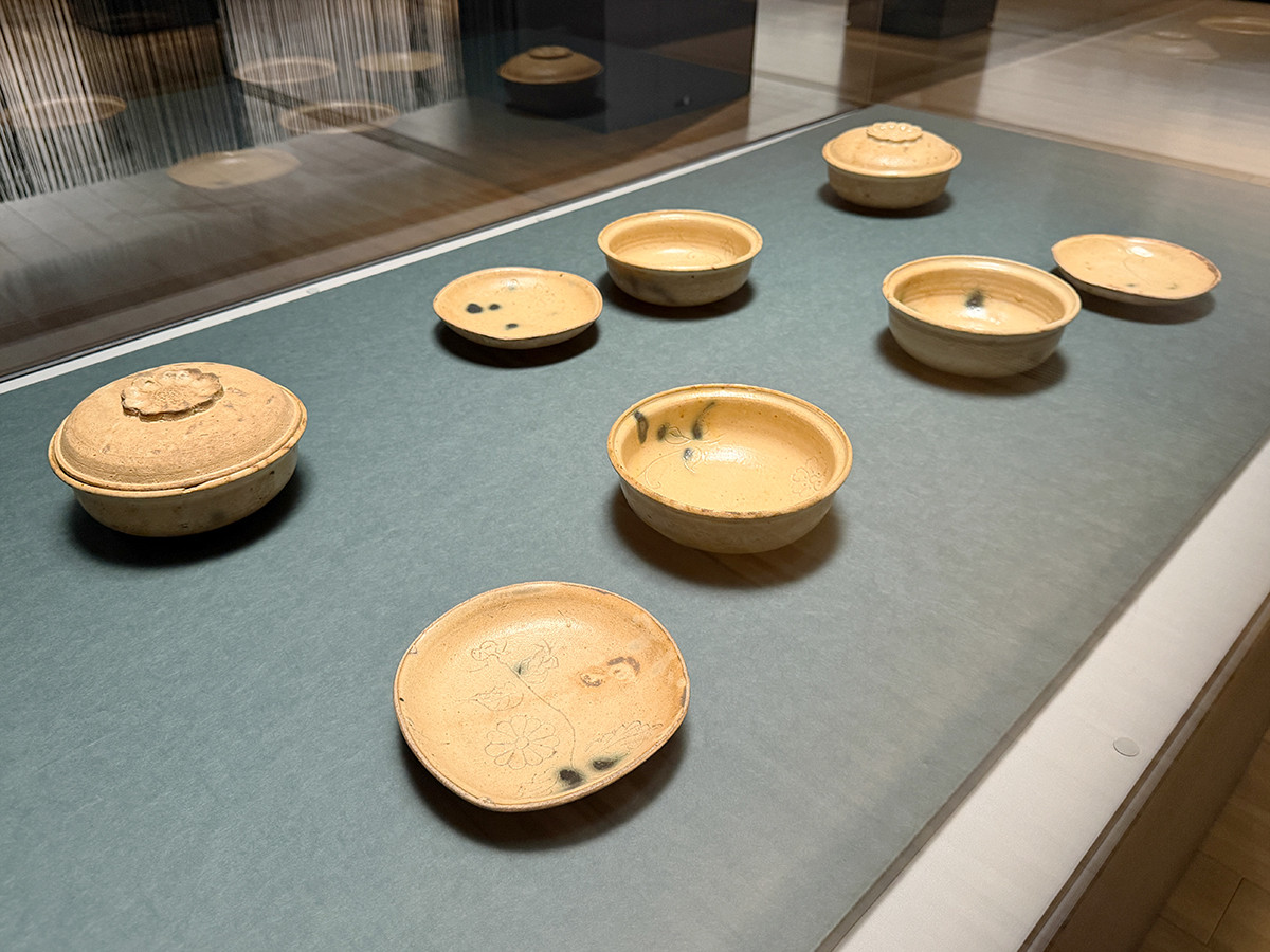 サントリー美術館「眼のごちそう 食器」会場より 《黄瀬戸菊鈕蓋向付》美濃 桃山時代 16~17世紀 個人蔵