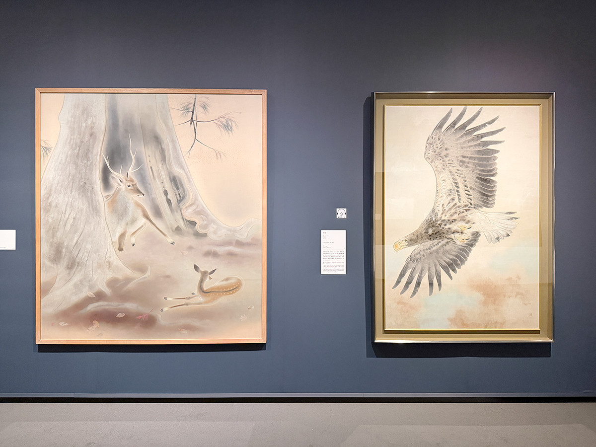 ＳＯＭＰＯ美術館「山口華楊展」会場より　（左から）山口華楊《神鹿》1940（昭和15）年　京都国立近代美術館 ／ 山口華楊《制空》1944年（昭和19）年　名都美術館