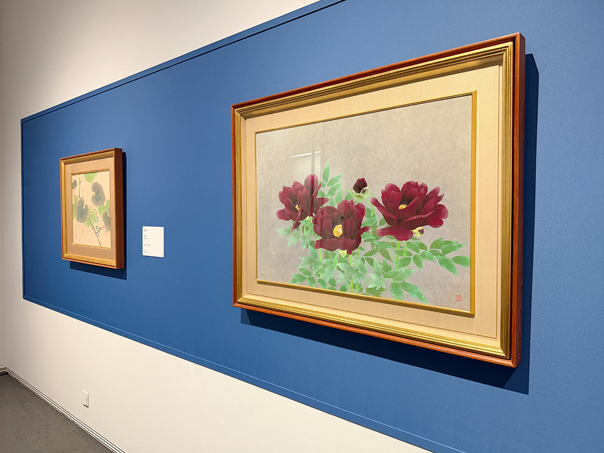ＳＯＭＰＯ美術館「山口華楊展」会場より　（左から）山口華楊《新秋》制作年不詳　福田美術館 ／ 山口華楊《玄花》1979（昭和54）年　髙島屋史料館