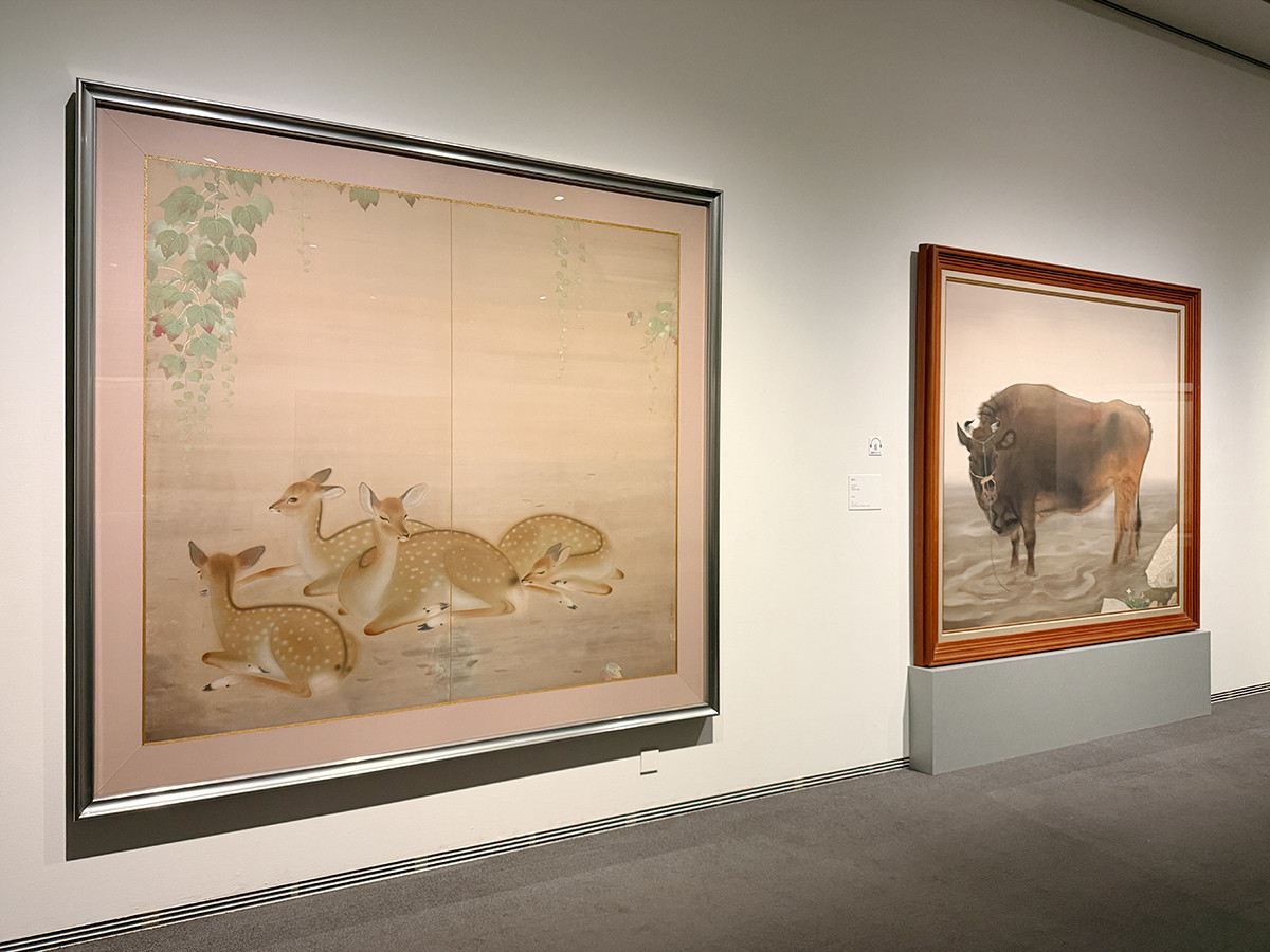 ＳＯＭＰＯ美術館「山口華楊展」会場より　（左から）山口華楊《鹿》1927（昭和2）年　京都市美術館 ／ 山口華楊《耕牛》1934（昭和9）年　東京国立近代美術館