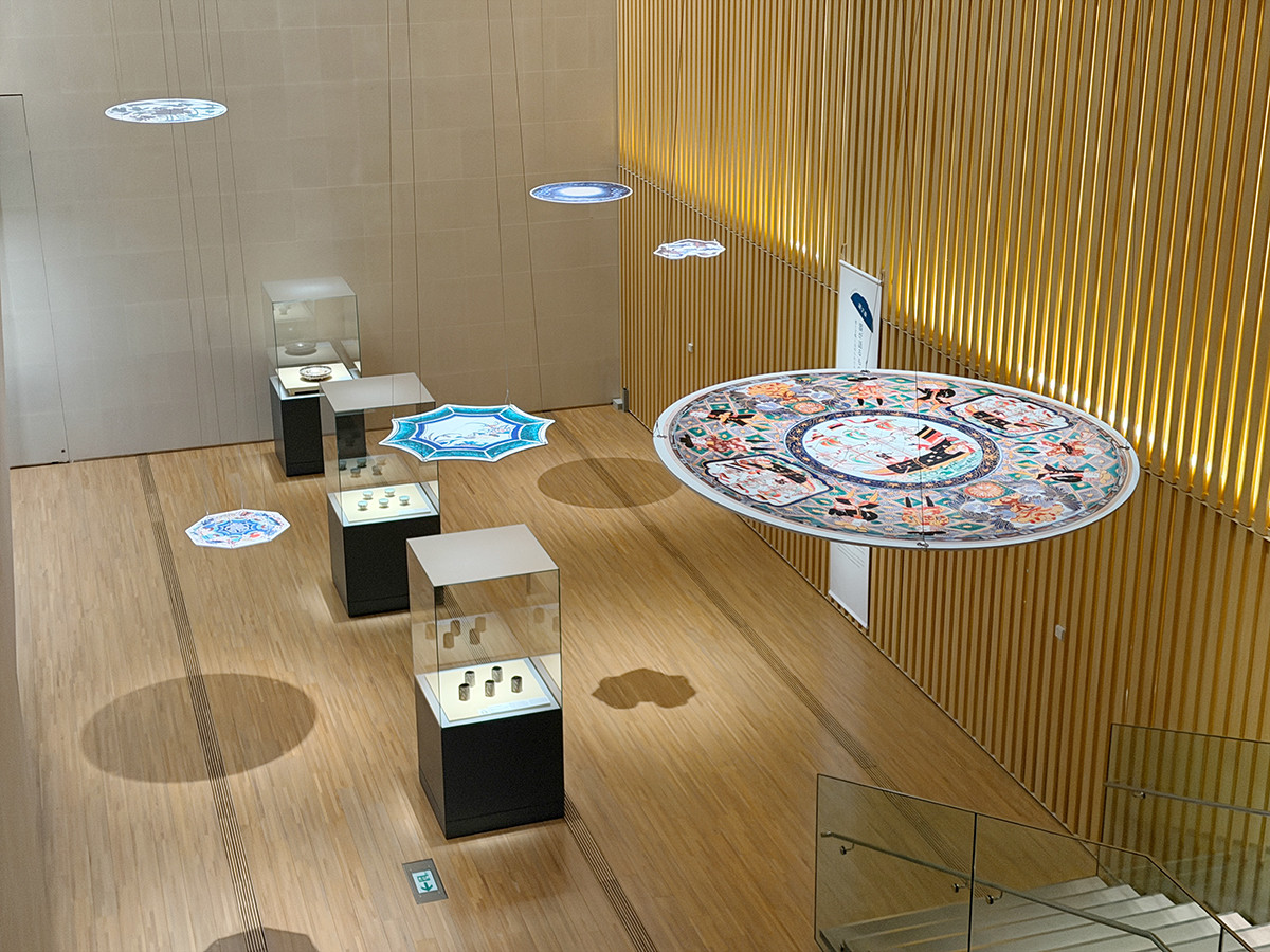 サントリー美術館「眼のごちそう 食器」展示風景 第2章「器が語るもの ─ 形と文様に込められたもてなし」