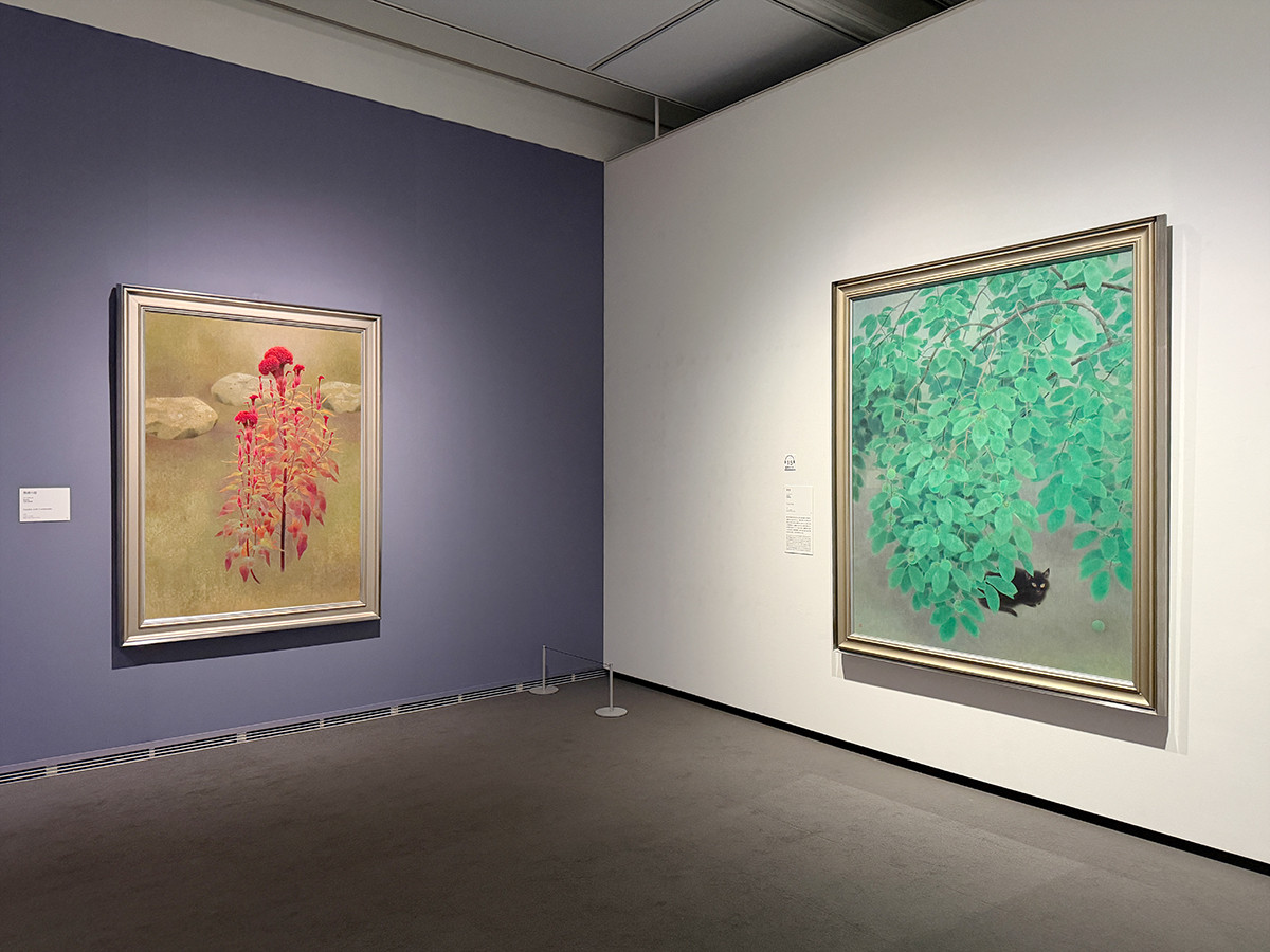 ＳＯＭＰＯ美術館「山口華楊展」会場より　（左から）山口華楊《鶏頭の庭》1977（昭和52）年　京都市美術館 ／ 山口華楊《青柿》1978（昭和53）年　北澤美術館