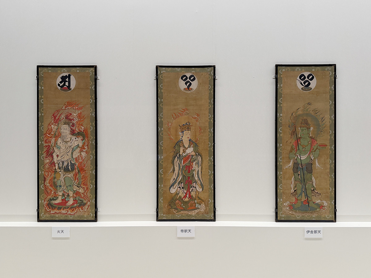 東京国立博物館「空海と真言の名宝」会場より　国宝《十二天屏風》（伊舎那天、帝釈天、火天）平安時代　建久2年（1191）　京都・教王護国寺［東寺］［この三天の展示期間は7/14～7/26、7/28～8/9は閻魔天、羅刹天、水天、8/11～8/23は風天、毘沙門天、梵天、8/25～9/6は地天、日天、月天を展示］