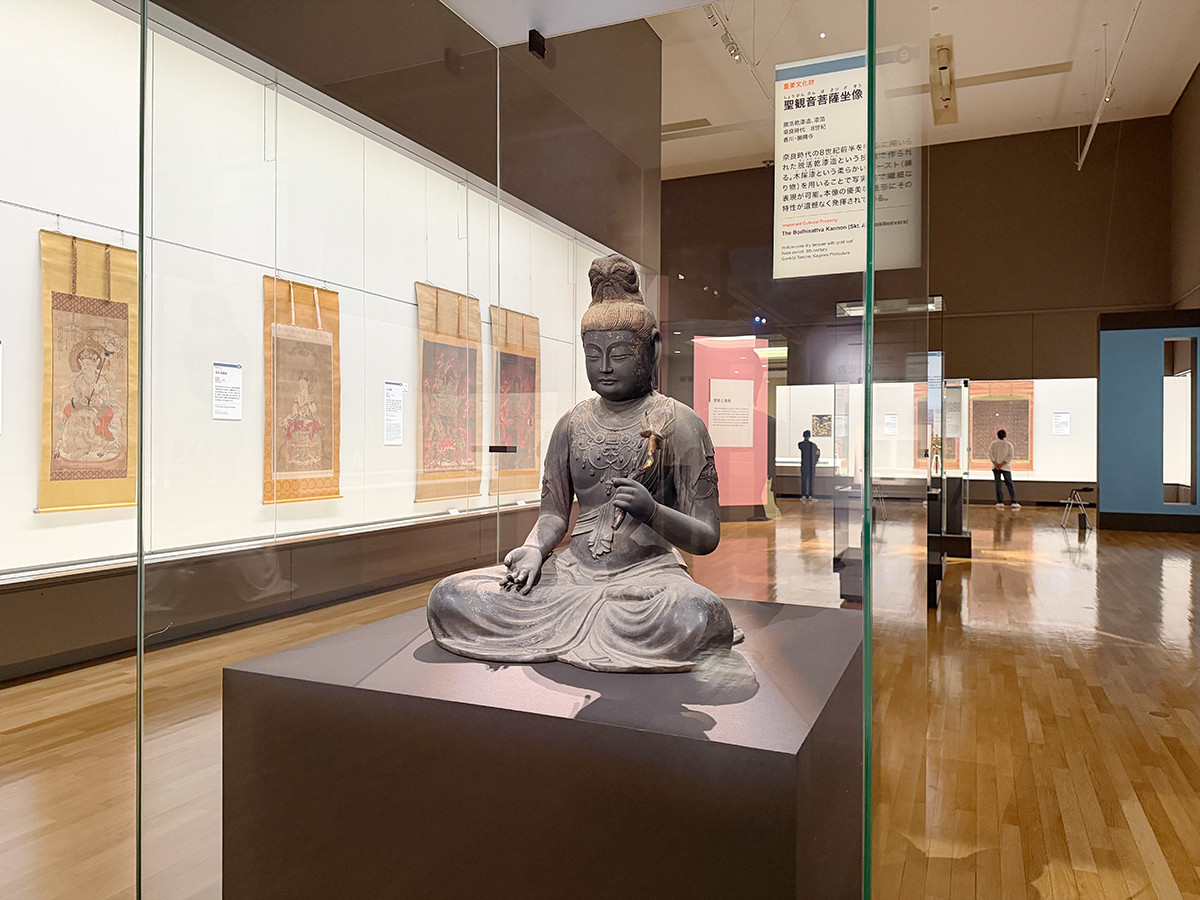 東京国立博物館「空海と真言の名宝」会場より 第1章「空海と真言密教」 (手前)重要文化財《聖観音菩薩坐像》 奈良時代 8世紀 香川・願興寺蔵