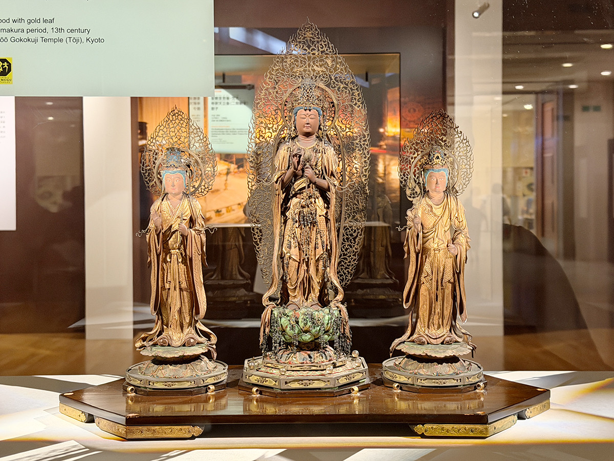 東京国立博物館「空海と真言の名宝」会場より　重要文化財《聖観音菩薩・梵天・帝釈天立像》（二間観音）鎌倉時代　13世紀　京都・教王護国寺［東寺］
