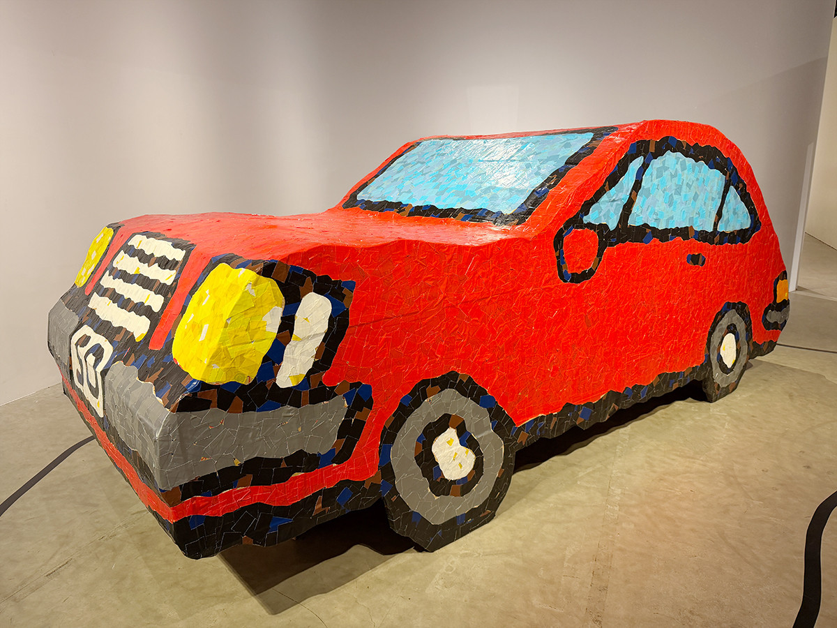 PLAY! MUSEUM「誕生50周年記念 ノンタン ずっとともだち!!!」展会場より　「ノンタンのあかいじどうしゃ」　制作：儀間朝龍（ダンボールアーティスト）