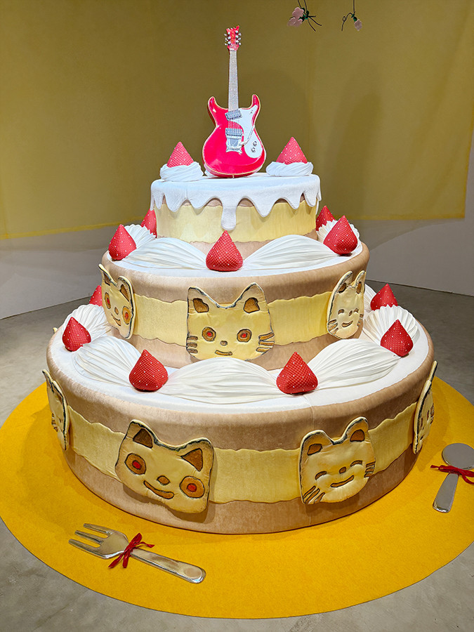 PLAY! MUSEUM「誕生50周年記念 ノンタン ずっとともだち!!!」展会場より　「ノンタンのバースデーケーキ」　制作：イナドメハルコ（コスチュームクリエイター）