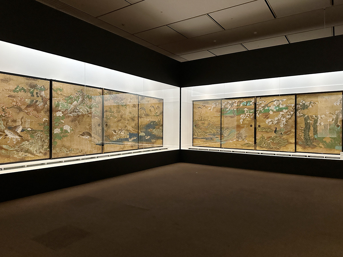 東京都美術館「大英博物館日本美術コレクション　百花繚乱」会場より　（左から）狩野宗眼重信《秋冬花鳥図襖》桃山時代末～江戸時代初（17世紀初）大英博物館 ／ 狩野宗眼重信《春景花鳥図襖》桃山時代末～江戸時代初（17世紀初） 個人蔵