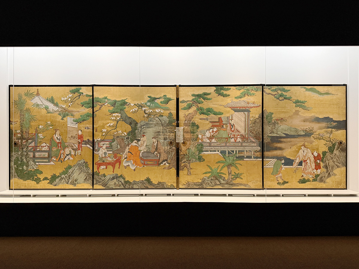 東京都美術館「大英博物館日本美術コレクション　百花繚乱」会場より　狩野宗眼重信《名所風俗図襖（三保松原・清見寺）》シアトル美術館　桃山時代末〜江戸時代初（17世紀初）