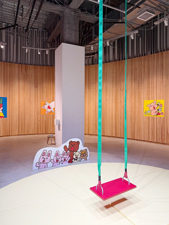 PLAY! MUSEUM「誕生50周年記念 ノンタン ずっとともだち!!!」展会場より　「ぶらんこのせて」