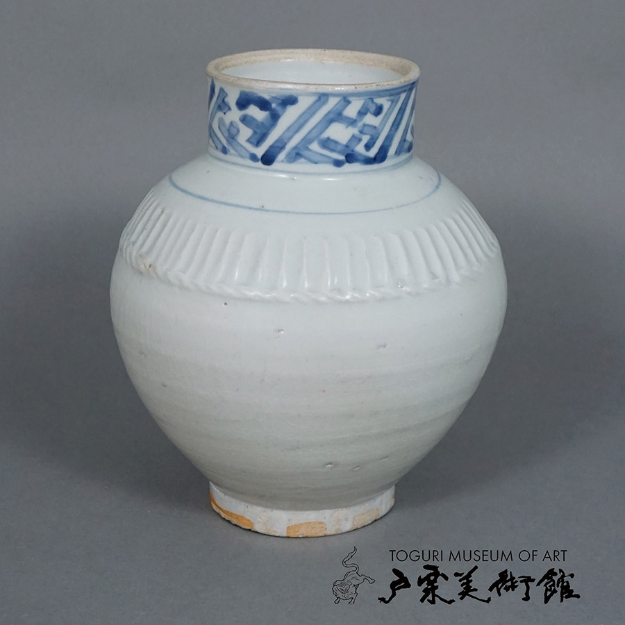 《染付 紗綾形文 壺》〈板ノ川内〉 江戸時代(17世紀前半) 高19.1cm 戸栗美術館収蔵