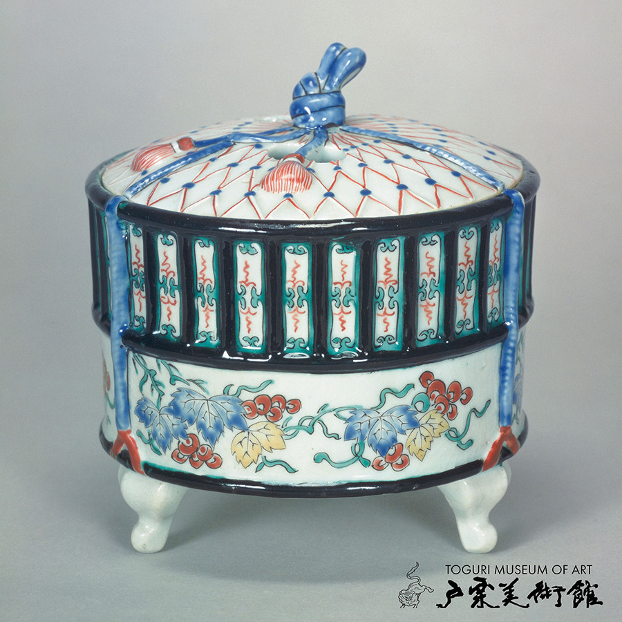 《色絵 葡萄文 虫籠形香炉》〈有田〉 江戸時代(17世紀後半) 通高10.9cm 戸栗美術館収蔵