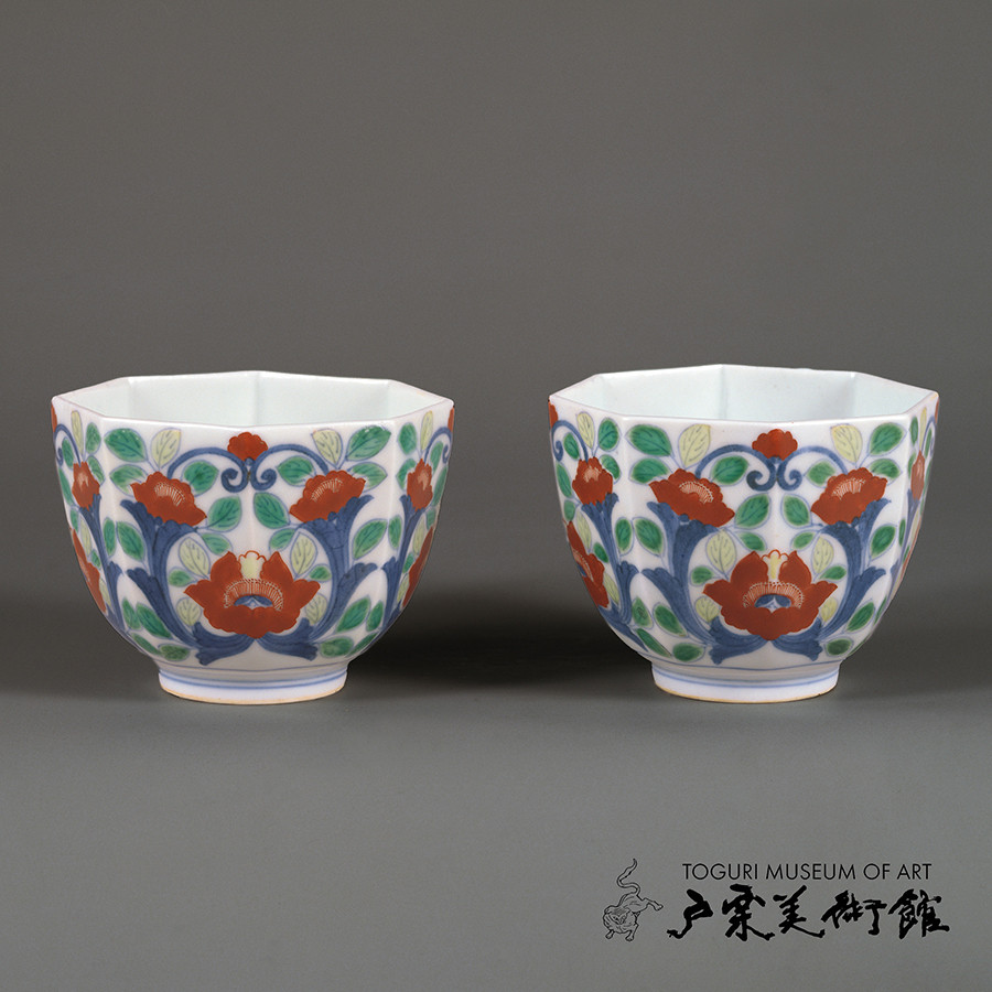 《色絵 唐花文 八角猪口》〈大川内〉 江戸時代(17世紀末~18世紀初) 高6.8cm 戸栗美術館収蔵