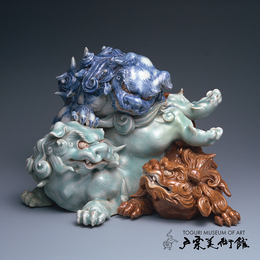 《青磁銹釉染付 獅子置物》〈三川内〉 江戸時代(19世紀) 高17.4cm 戸栗美術館収蔵