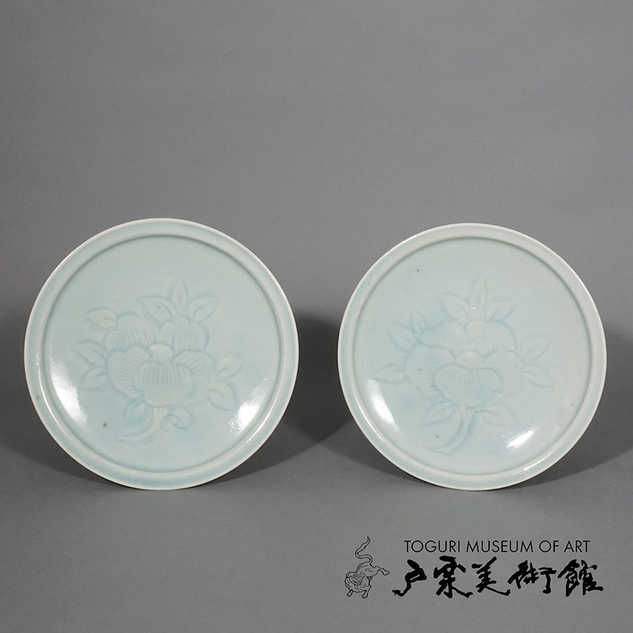 《青磁 椿文 三足皿》〈波佐見〉 江戸時代(17世紀前半) 口径18.7cm 戸栗美術館収蔵