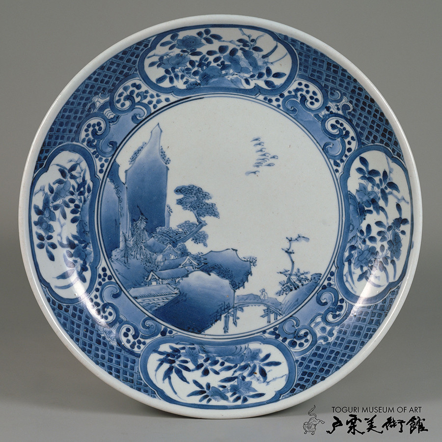 《染付 山水文 台皿》〈有田〉 江戸時代(17世紀中期) 口径28.3cm 戸栗美術館収蔵