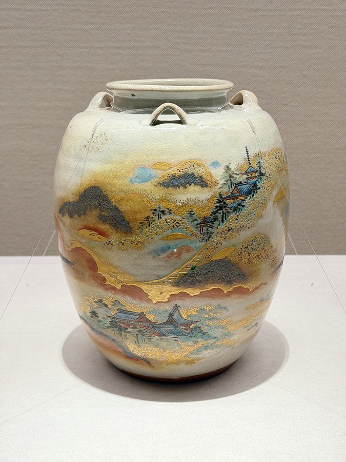 根津美術館「やきもの名品紀行 中国・日本・朝鮮半島」会場より 重要文化財 野々村仁清《色絵山寺図茶壺》江戸時代 17世紀 根津美術館蔵
