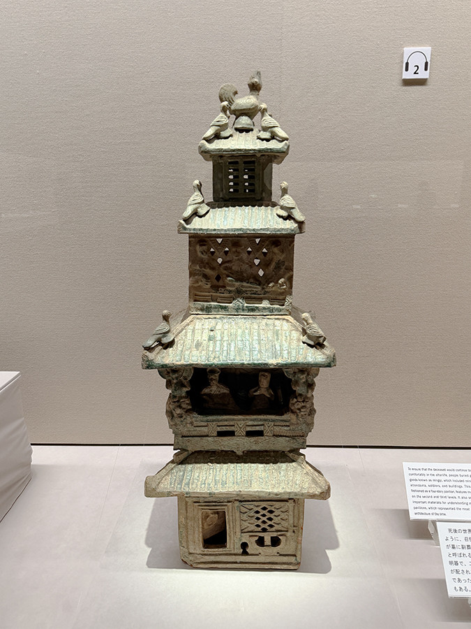 根津美術館「やきもの名品紀行 中国・日本・朝鮮半島」会場より 《緑釉四層楼閣》中国・後漢時代 1~2世紀 根津美術館蔵