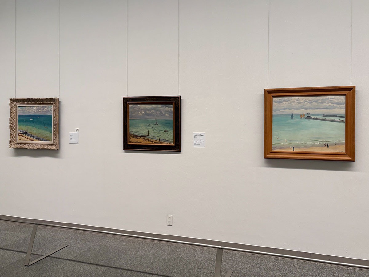 美術館入口左から、≪ル・ピラ≫ 1935 ボルドー美術館、≪ル・ピラの浜辺(アルカション湾の帆船)≫ 1935 パリ、個人蔵、≪レ・サーブル・ドロンヌ≫ 1921 国立西洋美術館、松方コレクション