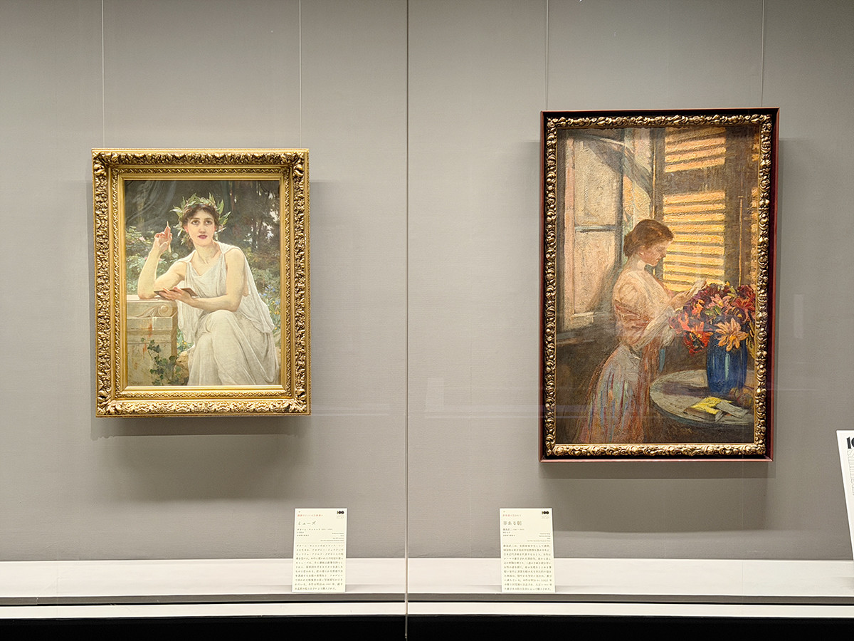 泉屋博古館東京「特別展 没後100年記念 住友春翠―仕合せの住友近代美術コレクション」会場より　（左から）ギヨーム・セニャック《ミューズ》19世紀末　泉屋博古館東京 ／ 藤島武二《幸ある朝》明治41年　泉屋博古館東京