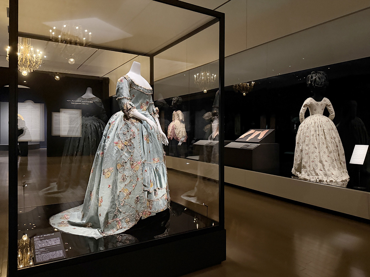 第1章「マリー・アントワネット:スタイルの源泉 1770-1793」 「マリー・アントワネット・スタイル」展示風景(横浜美術館、2026年)