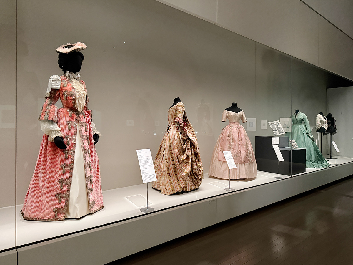 第2章「マリー・アントワネット:追憶と偶像化 1800-1940」 「マリー・アントワネット・スタイル」展示風景(横浜美術館、2026年)