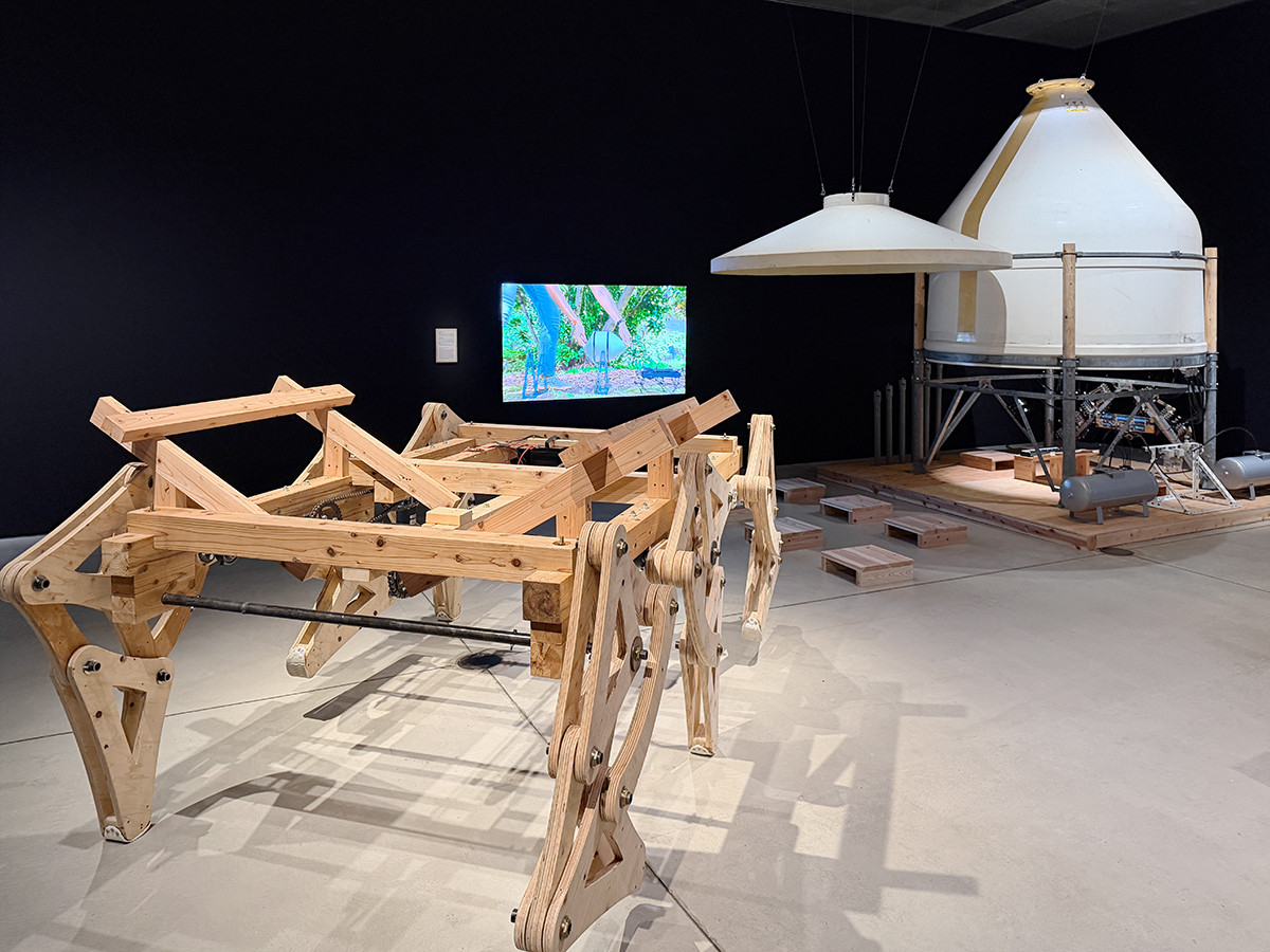 21_21 DESIGN SIGHT「方丈記に学ぶ –生きるを編み直す小さな建築–」会場より 小渕祐介+中村 純《歩く方丈》