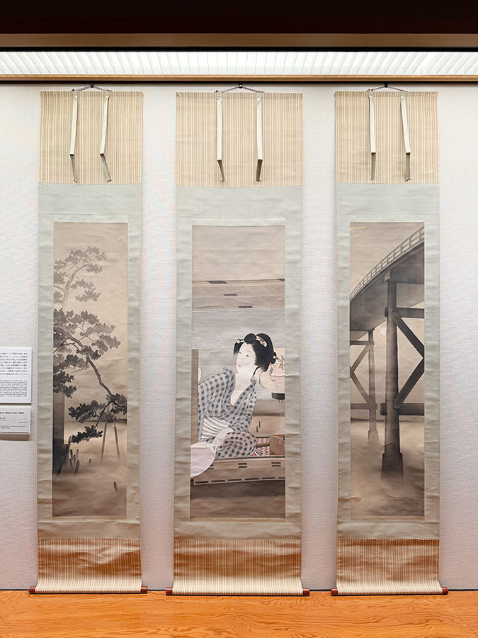 太田記念美術館「没後50年記念 鳥居言人 歌舞伎絵と新版画」会場より 《首尾の松/隅田川の夕涼み/両国橋》絹本着色三幅対、昭和7年(1932)夏 旧下田コレクション