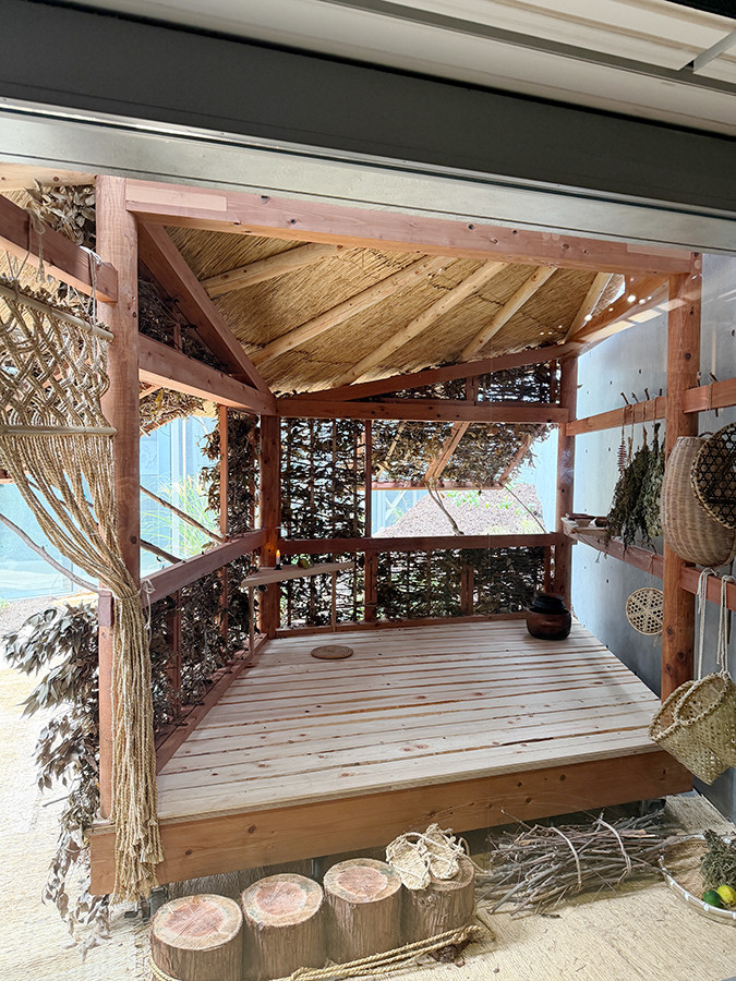 21_21 DESIGN SIGHT「方丈記に学ぶ –生きるを編み直す小さな建築–」会場より 正田智樹+竹中工務店(亀田鈴香、小浦幸平、片山 遥)+veig(片野晃輔、西尾耀輔)《蓑庵 マウン庭》