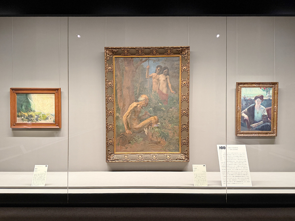 泉屋博古館東京「特別展 没後100年記念 住友春翠―仕合せの住友近代美術コレクション」会場より　（左から）仙波均平《静物》明治43年　泉屋博古館東京 ／ 中村不折《白頭翁》明治40年　 個人蔵 ／ 山下新太郎《読書の後》明治41年　泉屋博古館東京