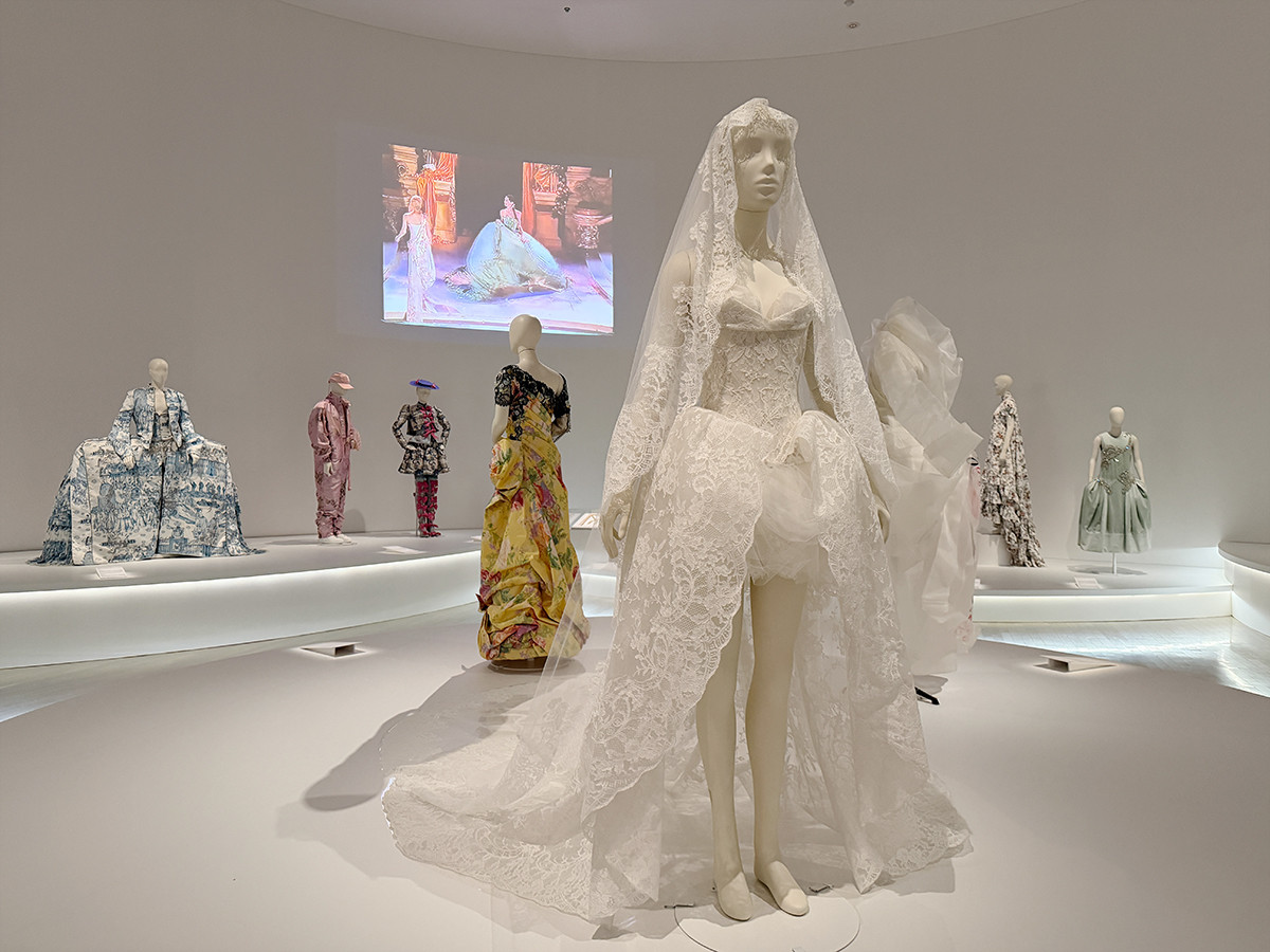 「マリー・アントワネット・スタイル」展示風景(横浜美術館、2026年)