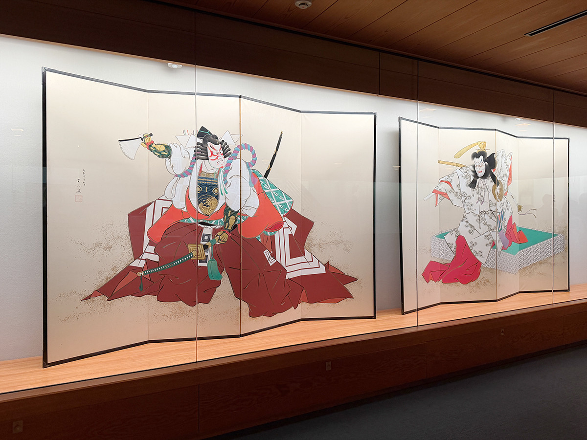 太田記念美術館「没後50年記念 鳥居言人 歌舞伎絵と新版画」会場より 《志ばらく》紙本着色 四曲一双、昭和5年(1930)4月 旧下田コレクション